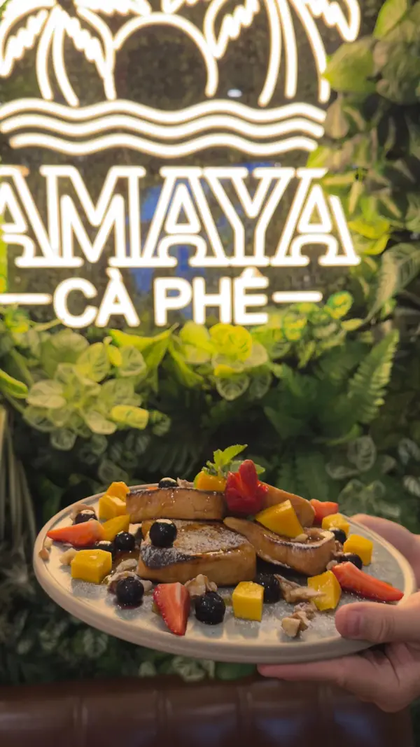 Enseigne néon Amaya Cà Phê au crépuscule