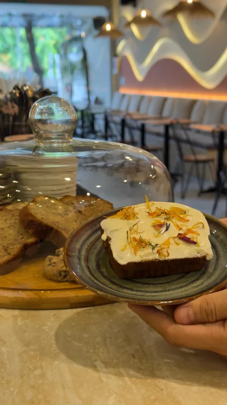 Pâtisserie maison, pétales comestibles — Amaya