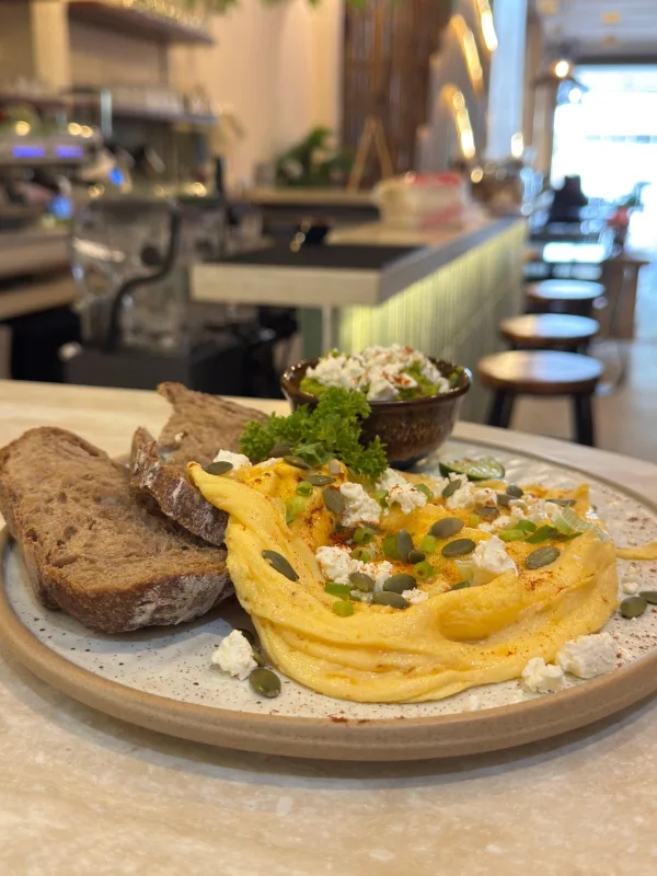 Omelette feta, graines de courge, pain de campagne — Amaya