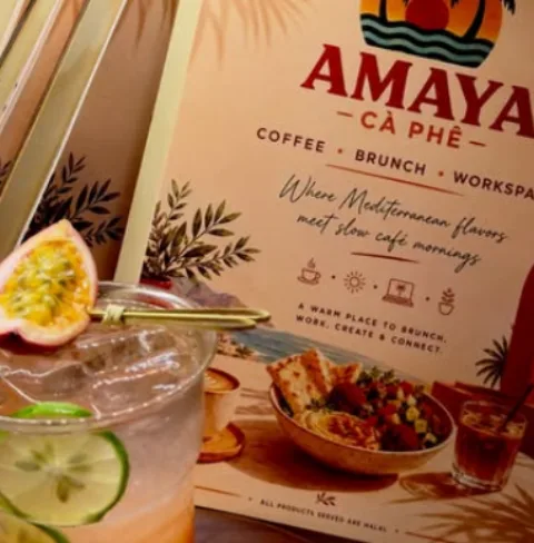 Cocktail au fruit de la passion devant le menu Amaya Cà Phê