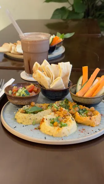 Houmous, pita & crudités — Amaya