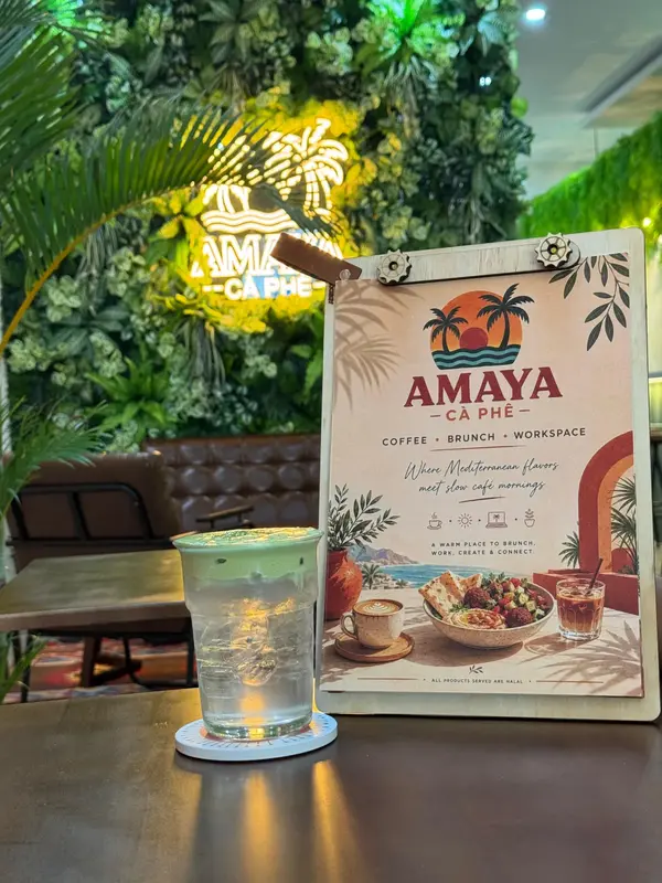 Intérieur lumineux d'Amaya, mur végétal — An Hải