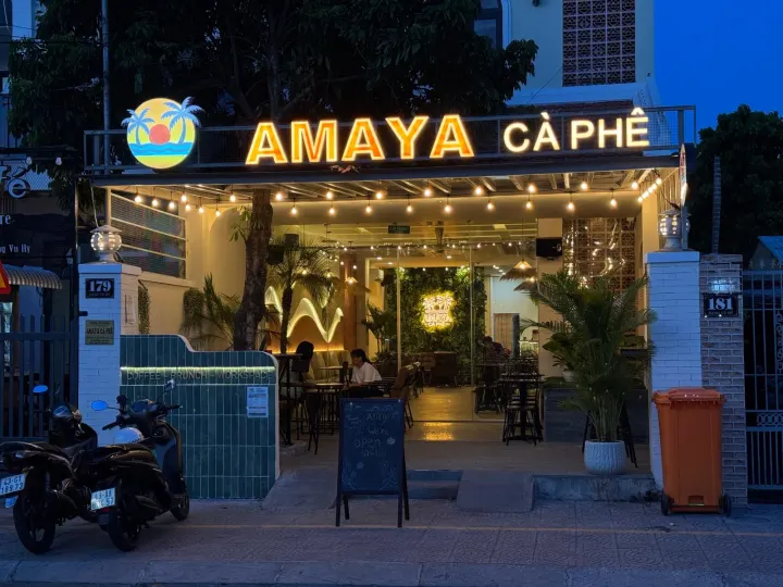 Devanture Amaya Cà Phê illuminée le soir — 179 Đặng Vũ Hỷ, Đà Nẵng